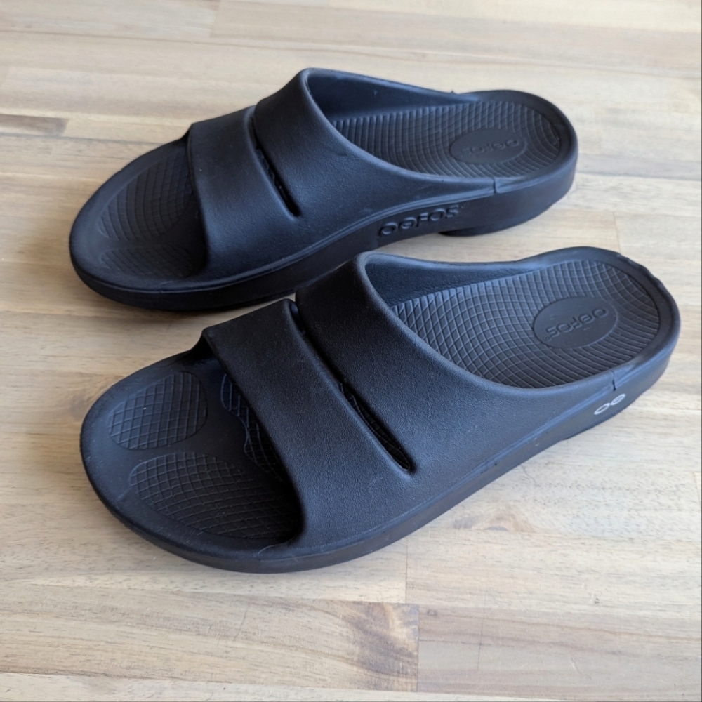 OOFOS Ooah‎ Slide Sandals (Men's 9, Women's 11)